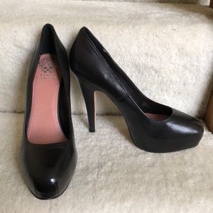 NWT vince camuto black leather pumps!
